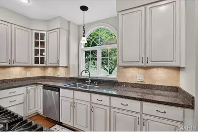 1059 Greystone Manor Parkway, Chesterfield, MO 63005 - Photo 23