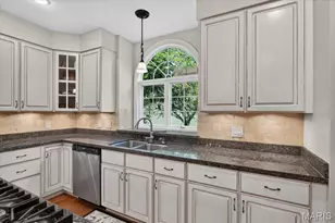 1059 Greystone Manor Pkwy, Chesterfield, MO 63005 - Photo 23