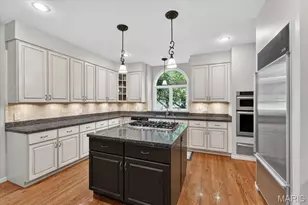 1059 Greystone Manor Pkwy, Chesterfield, MO 63005 - Photo 19