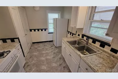 1810 Eton Lane, Saint Louis, MO 63147 - Photo 7