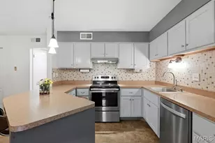 10053 Sakura Dr, Saint Louis, MO 63128 - Photo 13