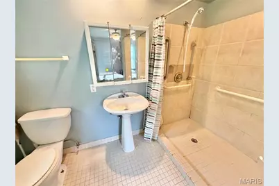 7012 N Hanley Road, Hazelwood, MO 63042 - Photo 9