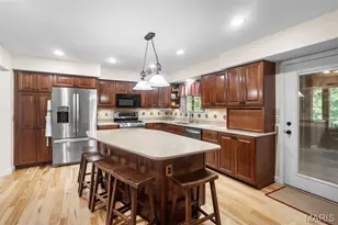 5614 Hillridge Ct, Saint Louis, MO 63128 - Photo 5