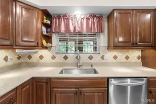 5614 Hillridge Ct, Saint Louis, MO 63128 - Photo 9