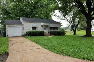 10089 Dwight Dr, Bellefontaine Neighbors, MO 63137 - Photo 3