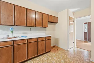 10806 Forest Cir Dr, Saint Louis, MO 63128 - Photo 15