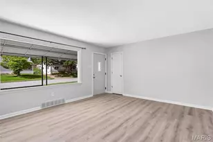 9542 Theodosia Ave, Overland, MO 63114 - Photo 5