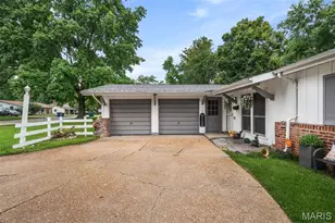 573 Coach Light Ln, Hazelwood, MO 63042 - Photo 3