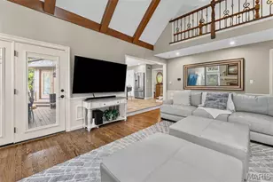 2401 Wexford Woods Ct, Town and Country, MO 63131 - Photo 7
