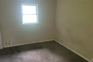10107 Castle Dr, Saint Louis, MO 63136 - Photo 7