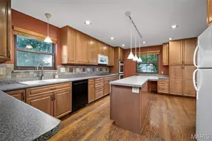 9205 Roger Lee Ln, Saint Louis, MO 63126 - Photo 9