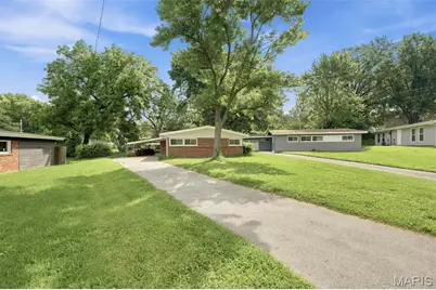 6830 Friarwood Dr, Saint Louis, MO 63134 - Photo 3