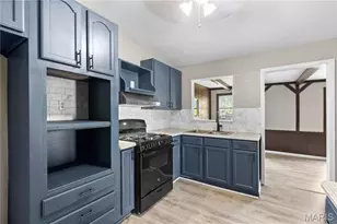 2025 Thunderbird Ave, Florissant, MO 63033 - Photo 9