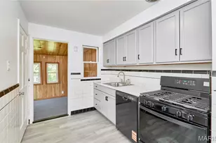 10147 Jepson Dr, Saint Louis, MO 63137 - Photo 9