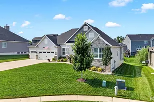 407 Tomahawk Ridge Ct, Saint Charles, MO 63301 - Photo 3