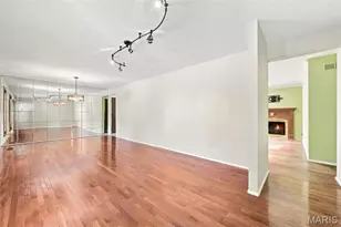5288 Bloomfield Dr, Saint Louis, MO 63129 - Photo 3
