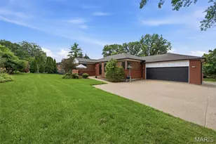 9061 Monmouth Dr, Richmond Heights, MO 63117 - Photo 41