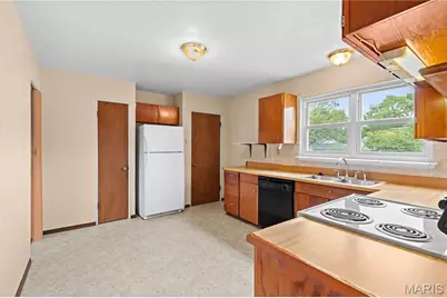 1015 Bellarmine Lane, Florissant, MO 63031 - Photo 9