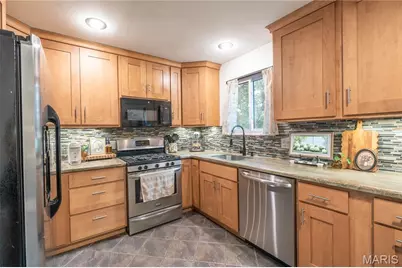 28 Lori Circle, Maryland Heights, MO 63043 - Photo 3