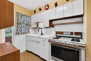 9818 Eastbrook Dr, Unincorporated, MO 63114 - Photo 9
