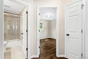 11482 Essex Ave, Maryland Heights, MO 63043 - Photo 17