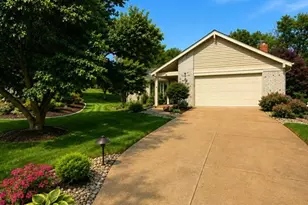 944 Ridgetree Ln, Des Peres, MO 63131 - Photo 1