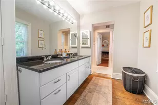 9242 Clayton Rd, Ladue, MO 63124 - Photo 29