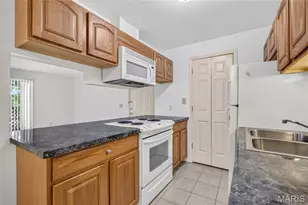 1211 Mangrove Ln, Saint Louis, MO 63125 - Photo 7