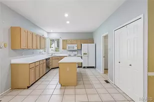 239 Lansbrooke Dr, Chesterfield, MO 63005 - Photo 13