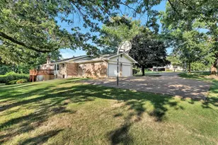 1949 Roth Dr, Saint Louis, MO 63131 - Photo 45