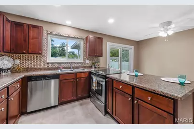 2871 Sugar Tree Lane, Maryland Heights, MO 63043 - Photo 9