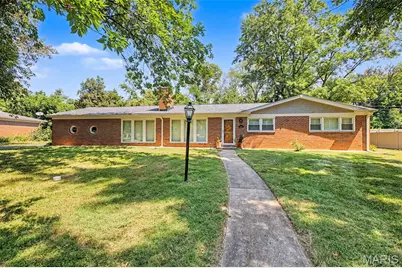 200 Tanglewood Drive, Ladue, MO 63124 - Photo 1