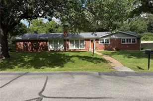 200 Tanglewood Dr, Ladue, MO 63124 - Photo 1