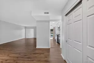 585 Coeur de Royale Dr, Creve Coeur, MO 63141 - Photo 3