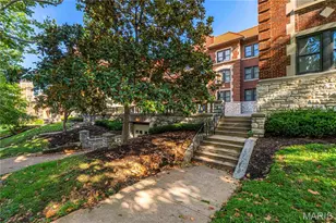 7521 Buckingham Dr, Saint Louis, MO 63105 - Photo 3