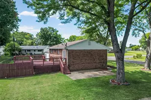 1460 Fox Run Dr, Florissant, MO 63033 - Photo 7
