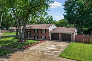 1460 Fox Run Dr, Florissant, MO 63033 - Photo 3