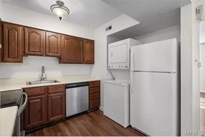 1719 Canary Cove, Brentwood, MO 63144 - Photo 9