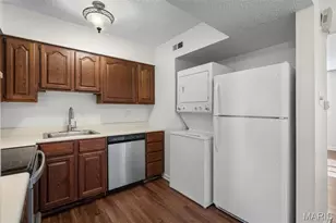 1719 Canary Cove, Brentwood, MO 63144 - Photo 9
