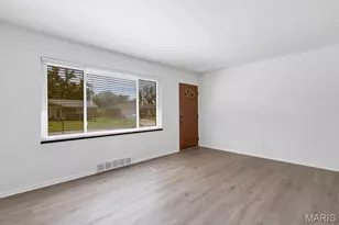 10711 Gail Ct, Saint Louis, MO 63123 - Photo 9