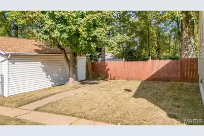 3301 Suncrest Avenue, Breckenridge Hills, MO 63114 - Photo 9