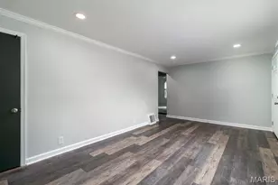 10212 Surf Dr, Bellefontaine Neighbors, MO 63137 - Photo 5
