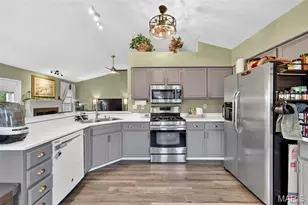 72 Hickoryshade Ct, Saint Peters, MO 63376 - Photo 7