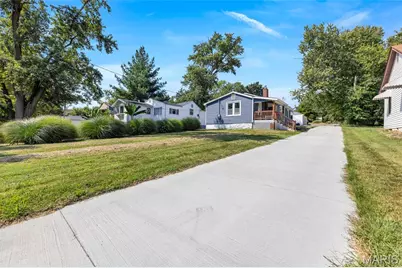 21 Shumate Avenue, Maryland Heights, MO 63043 - Photo 3