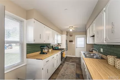 12104 Fleetwood Place, Maryland Heights, MO 63043 - Photo 9