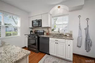9916 Coventry Ln, Saint Louis, MO 63123 - Photo 13