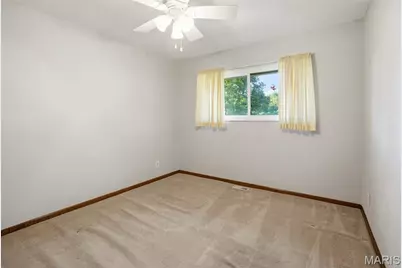 10606 Scotland Drive, Saint Louis, MO 63114 - Photo 9
