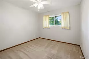 10606 Scotland Dr, Saint Louis, MO 63114 - Photo 9