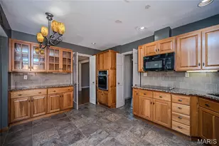 12122 Regency Dr, Saint Louis, MO 63128 - Photo 13