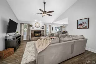 156 Old Williamsburg Pkwy, Wentzville, MO 63385 - Photo 5